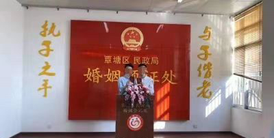 广西贵港两男子在民政局拍摄恶搞结婚照：民政局称破坏公序良俗