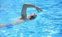 游泳会感染艾滋病吗？