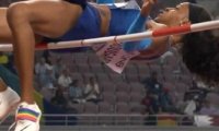 女选手运动鞋上配彩虹旗，在卡塔尔参加世界田径锦标赛