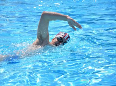 游泳会感染艾滋病吗？
