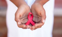 青年学生每年新报告感染HIV三千例，专家呼吁性教育提前