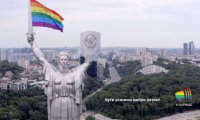 【乌克兰首都地标“高举”彩虹旗】