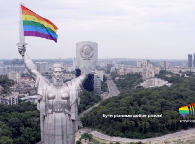 【乌克兰首都地标“高举”彩虹旗】