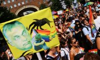 【匈牙利首都数千人巡游反对反LGBT+法案】