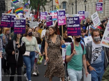 【上千名LGBTQ活动家呼吁英政府喊停“转化疗法”】