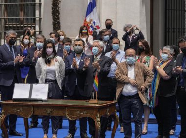 【智利总统签署同性婚姻法案】