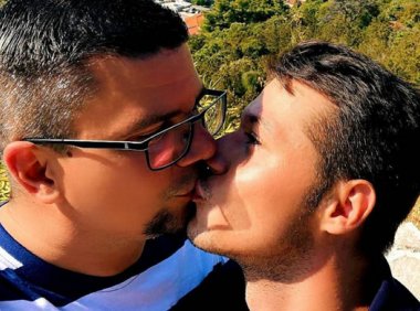 【克罗地亚国会议员“豁出去了”，公开男男接吻照抗议恐同情绪】
